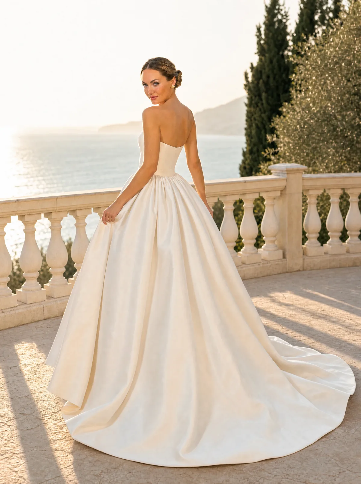 Hrbet poročne obleke z vlečko